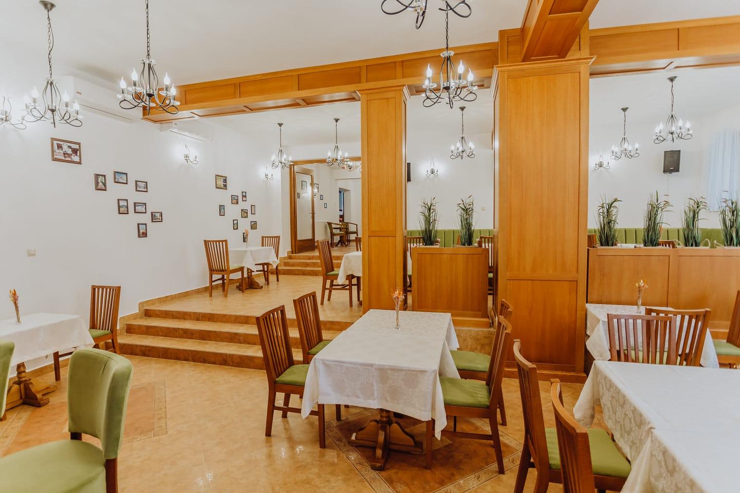 Sala de mese a restaurantului, cu peretele de tablouri