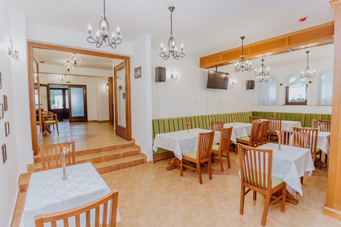 Sala de mese a pensiunii, pregatita pentru masa de sarbatoare